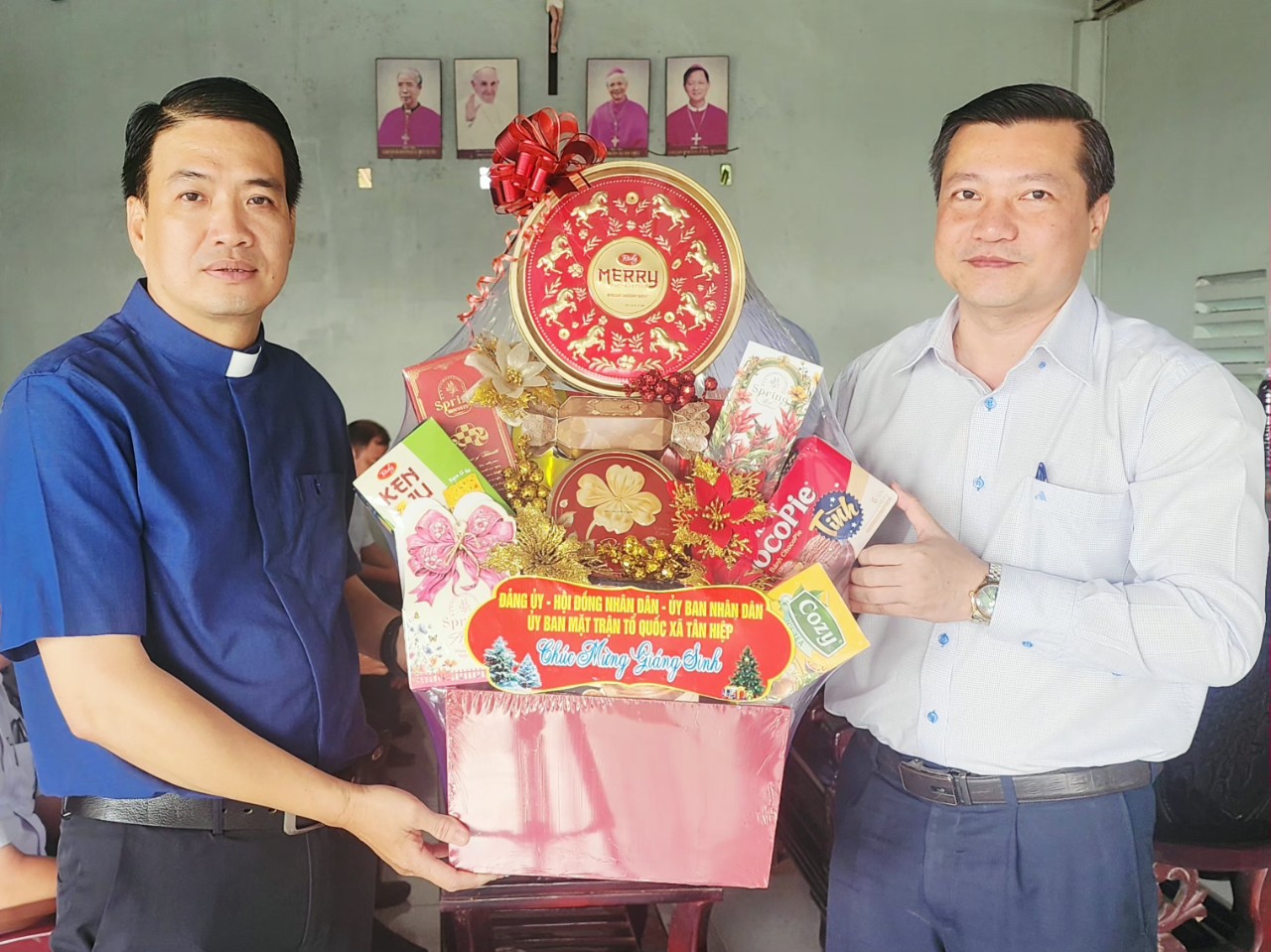 Đồng chí Đinh Xuân Phương - Bí thư Đảng ủy Chủ tịch HĐND xã thăm , chúc mừng giáng sinh Linh mục Cao Quang Vinh - Giáo xứ Đa Minh, ấp Kênh 10, xã Tân Hiệp