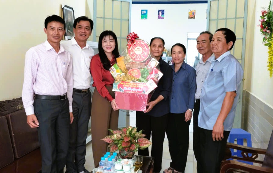 Đồng chí Đỗ Thanh Cường ( Hàng đầu , thứ 2 từ phải qua) - Chủ tịch MTTQ Việt Nam xã thăm, chúc mừng Giáng sinh Giáo xứ Bình Lộc, ấp Đông Thạnh, xã Tân Hiệp