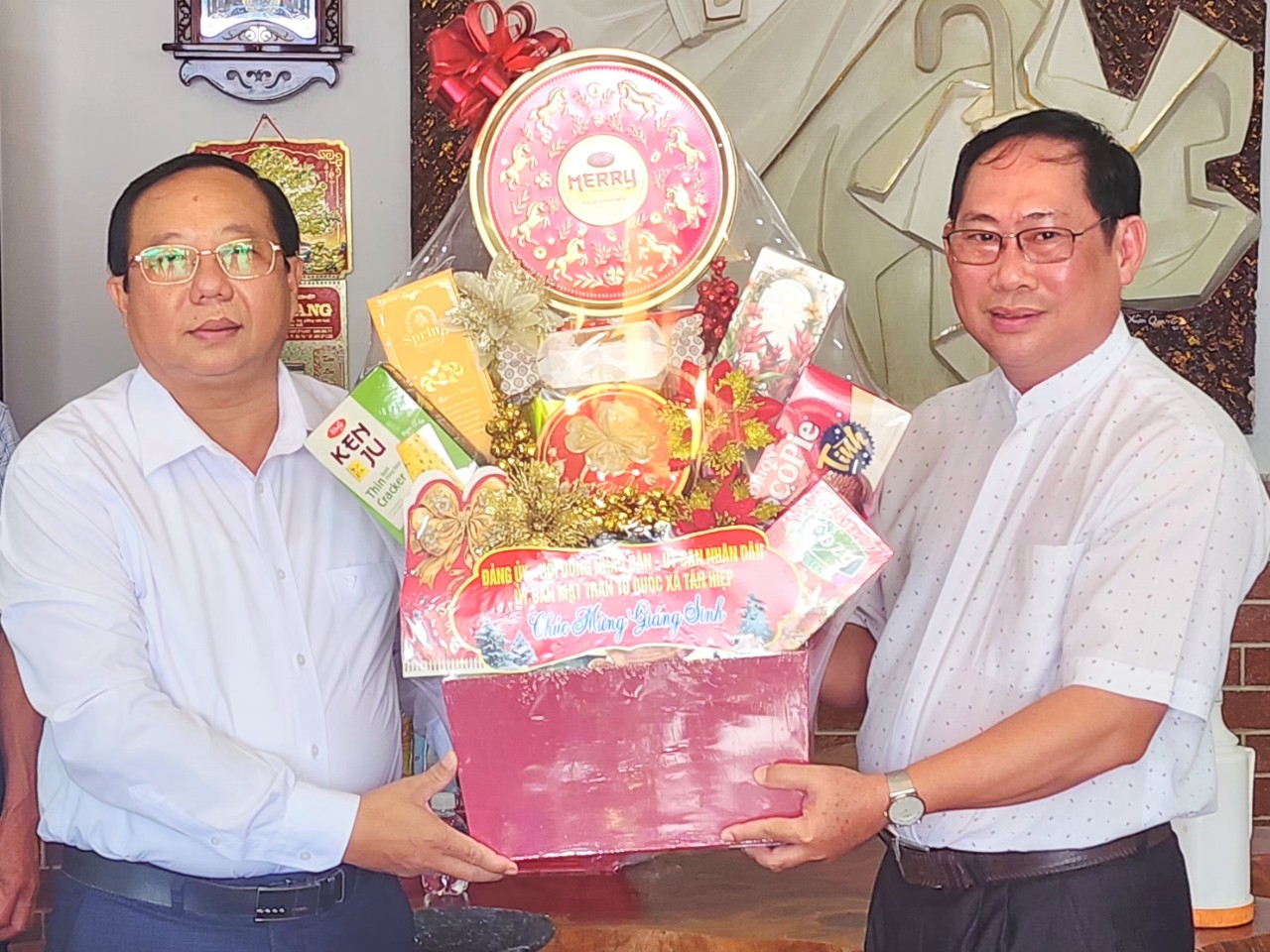 Đồng chí Lương Hoàng Anh- Phó Bí thư Trường trực Đảng ủy xã Tân Hiệp thăm, chúc mừng Giáng sinh Linh mục Nguyễn Văn Cảnh - Giáo xứ Tân Bình, ấp Đông Bình, xã Tân Hiệp