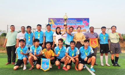 Ban tổ chức trao huy chương và cúp cho Liên quân 4 đạt giải nhất