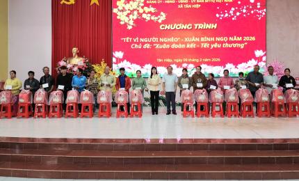 Đồng chí Trần Thị Thanh Hương trao quà Tết cho người dân xã Tân Hiệp. 