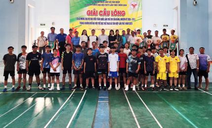 Ban tổ chức và các Vận động viên chụp hình lưu niệm